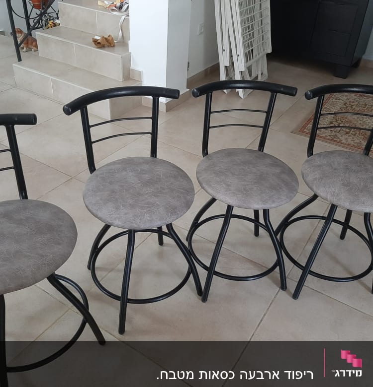 ארבעה כיסאות עם ריפוד אפור על רצפה בהירה